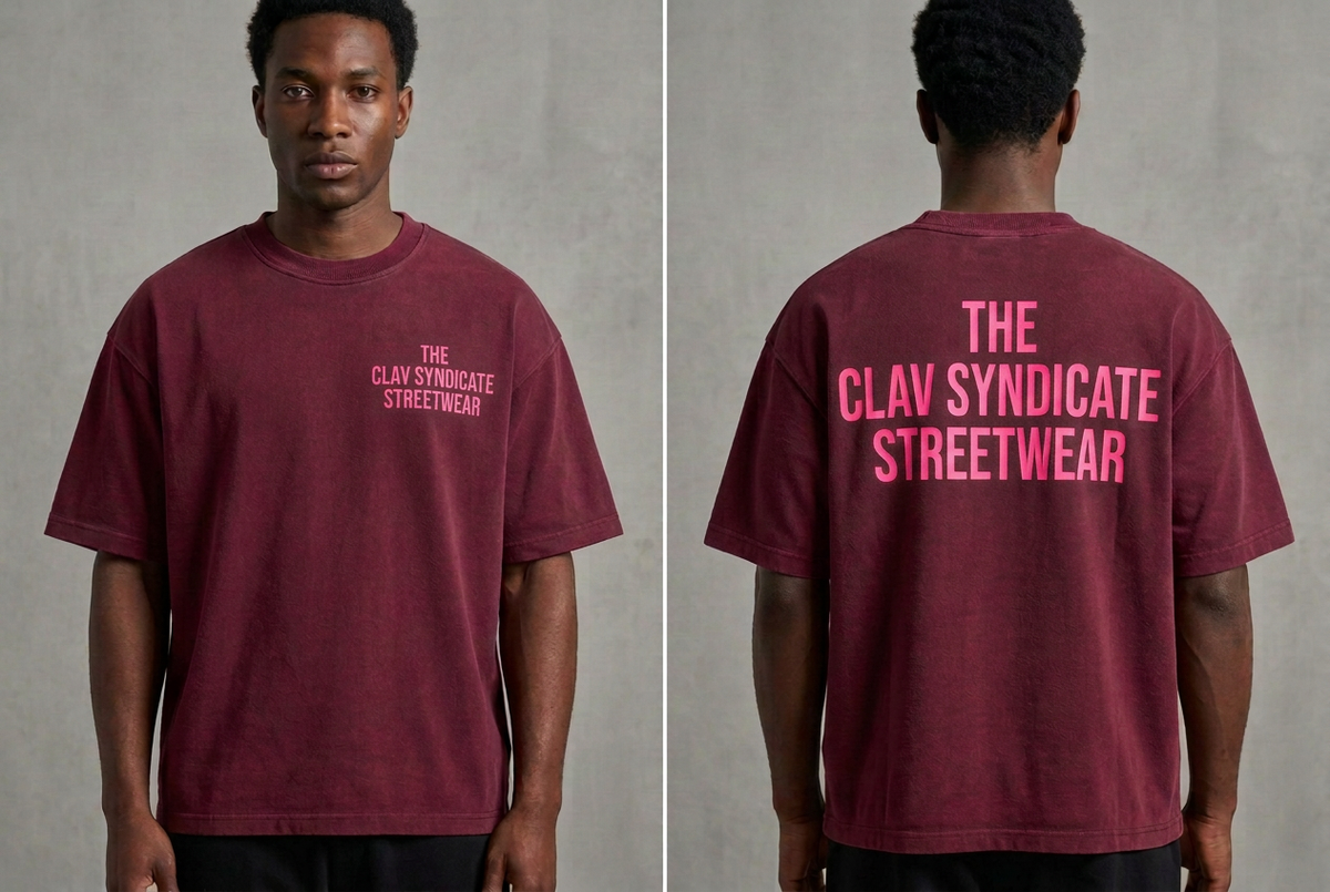 Burgundy nr 2 C.L.A.V Syndicate-T-shirt med neonrosa text, närbild fram och bak på modell