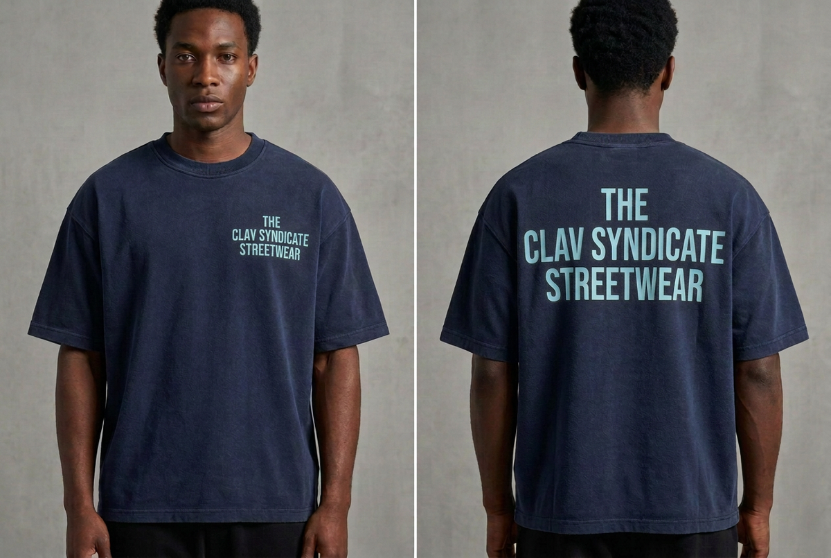 Mörkblå C.L.A.V Syndicate-T-shirt med ljusblå text, närbild fram och bak på modell